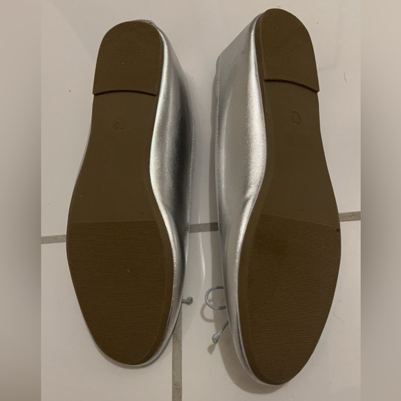 Fever Sole Shoes Silver Metallic Flats with Mini Bow Never Worn Size 7.5 women’s - Picture 4 of 5